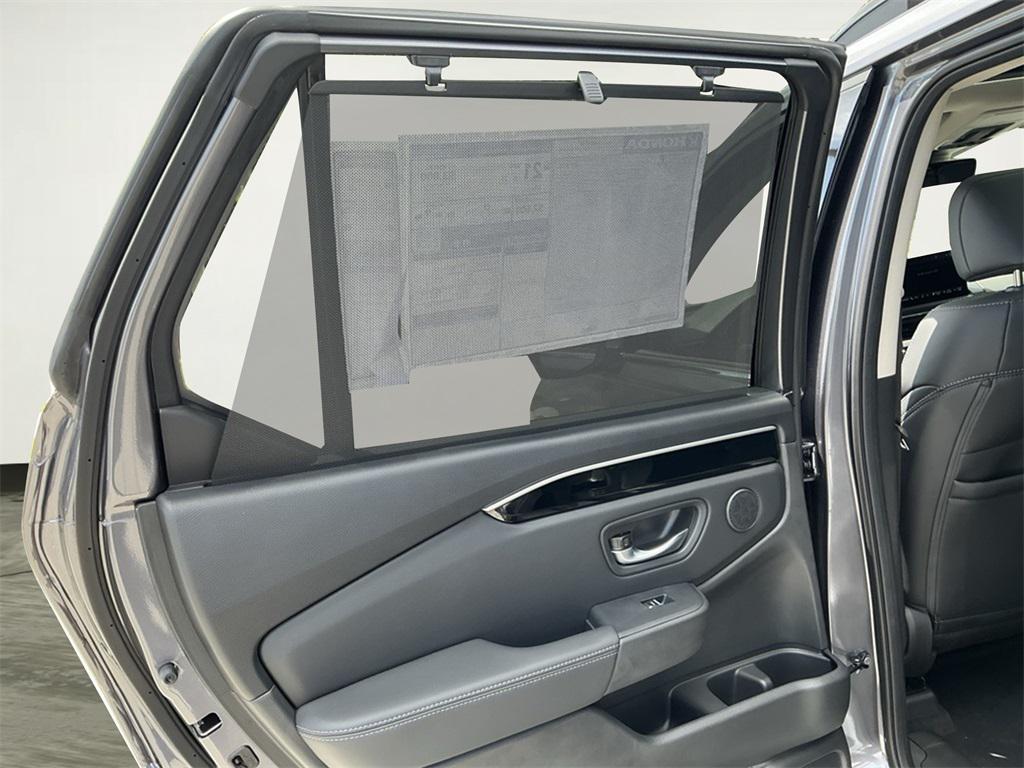 new 2025 Honda Pilot car, priced at $49,825