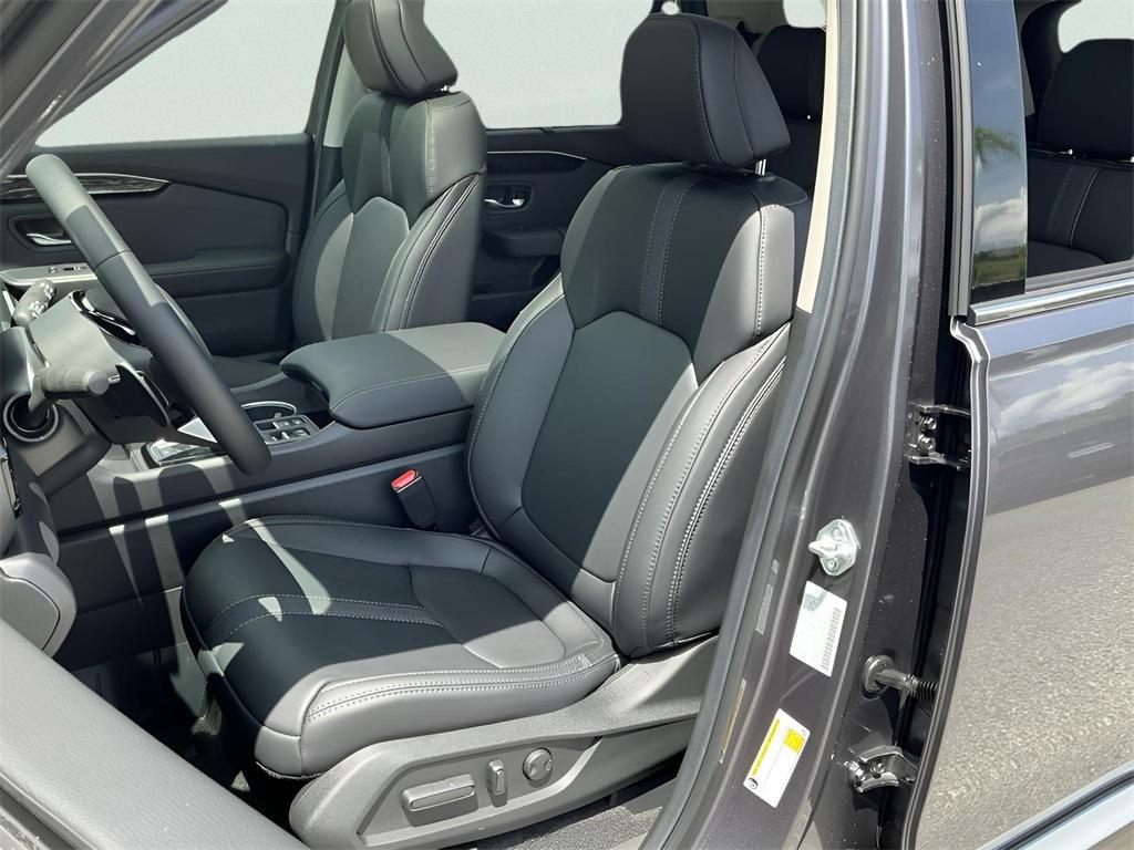 new 2025 Honda Pilot car, priced at $49,825