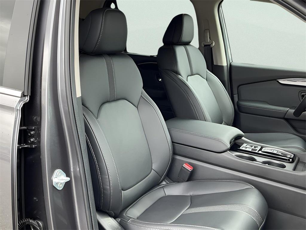 new 2025 Honda Pilot car, priced at $42,995