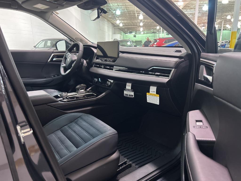 new 2025 Mitsubishi Outlander car, priced at $37,305