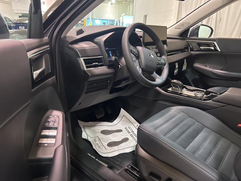 new 2025 Mitsubishi Outlander car, priced at $37,305