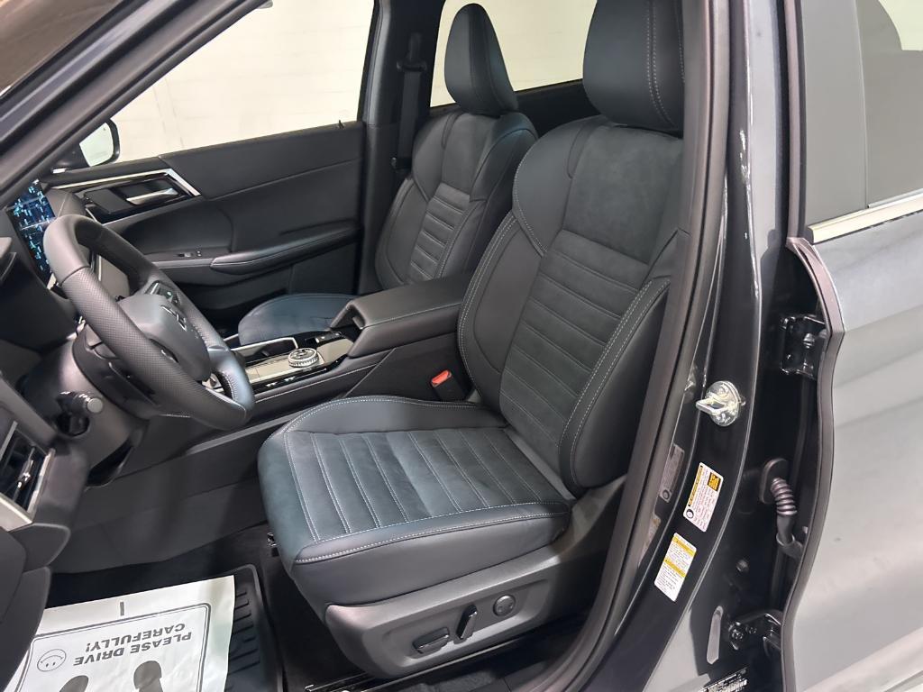 new 2025 Mitsubishi Outlander car, priced at $37,305