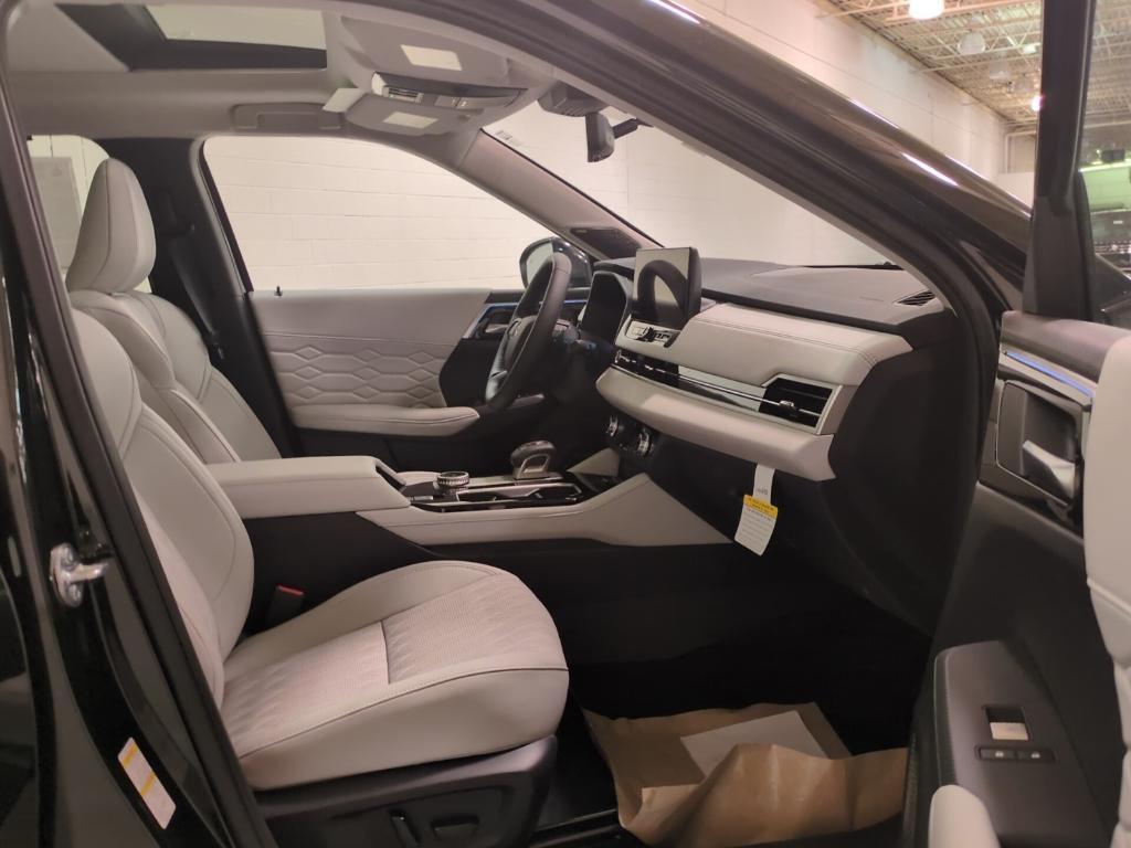new 2025 Mitsubishi Outlander car, priced at $44,155