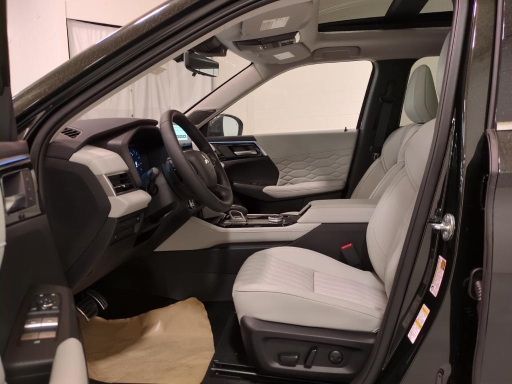 new 2025 Mitsubishi Outlander car, priced at $44,255
