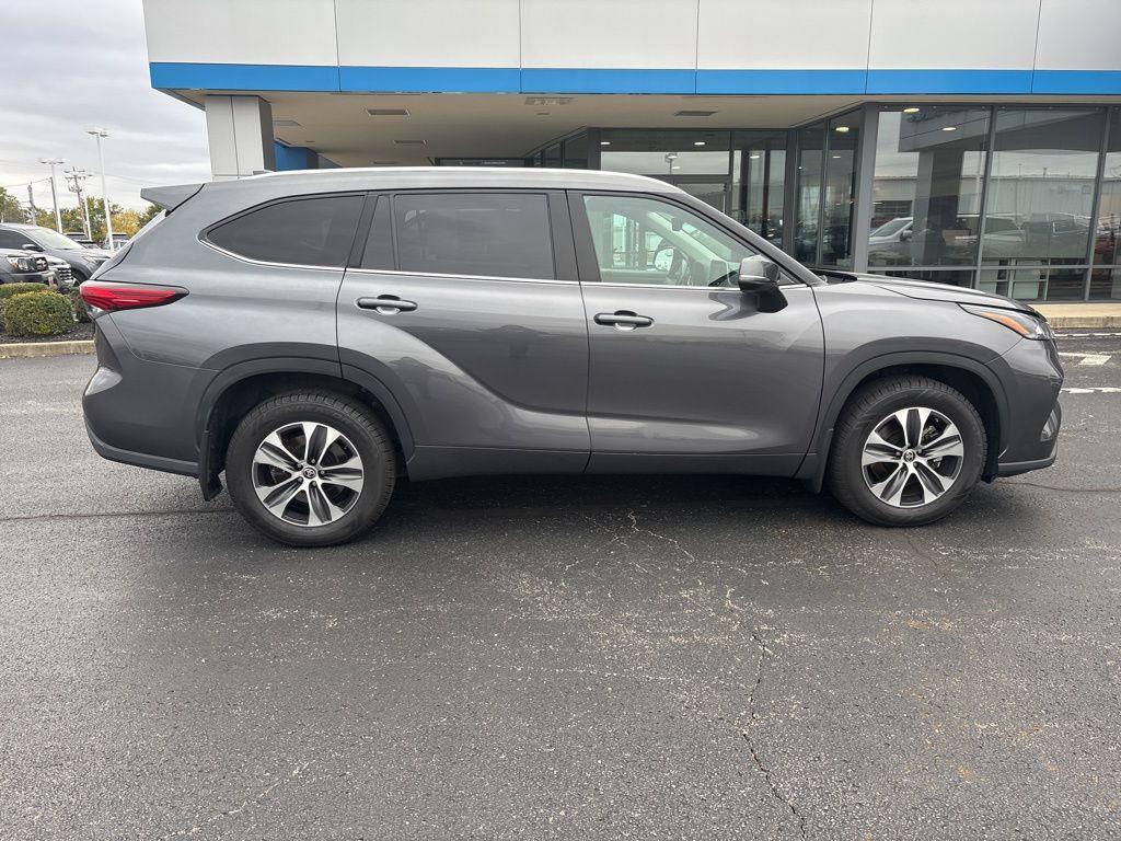 used 2021 Toyota Highlander car, priced at $31,040