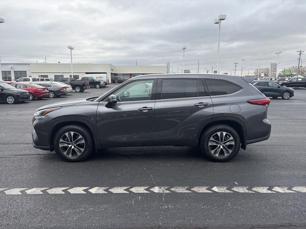 used 2021 Toyota Highlander car, priced at $31,040