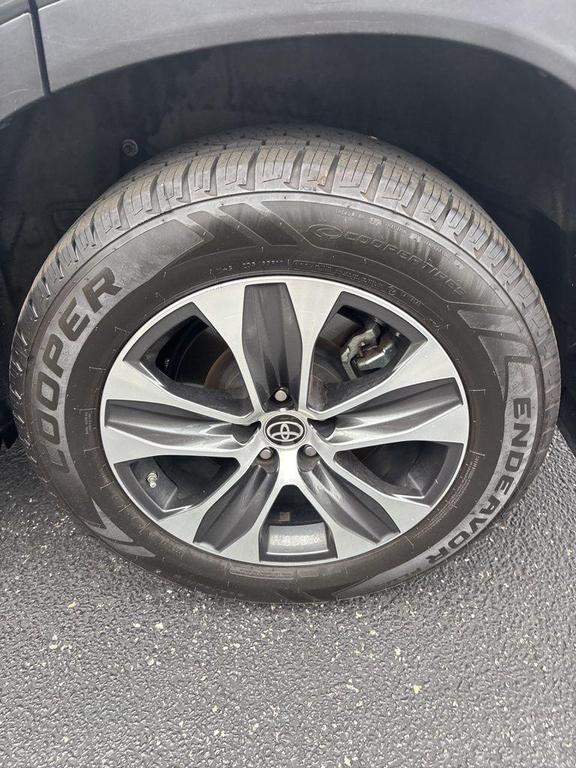 used 2021 Toyota Highlander car, priced at $31,040