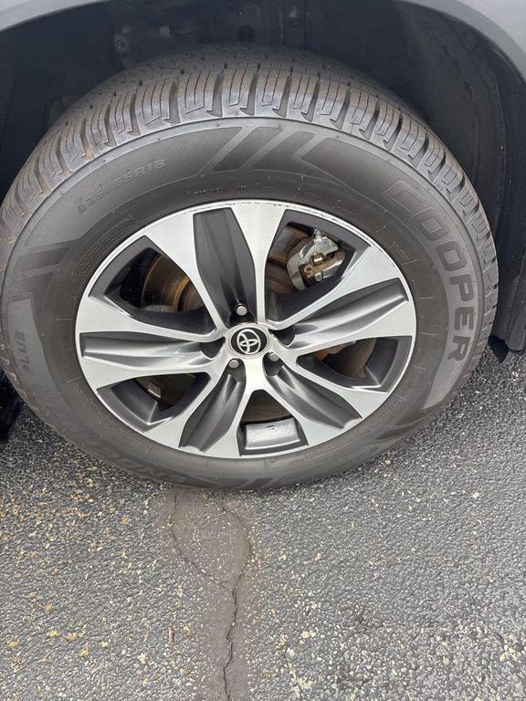 used 2021 Toyota Highlander car, priced at $31,040