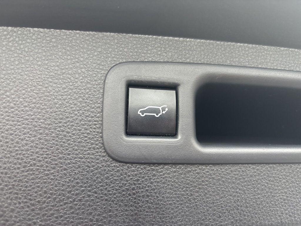 used 2021 Toyota Highlander car, priced at $31,040