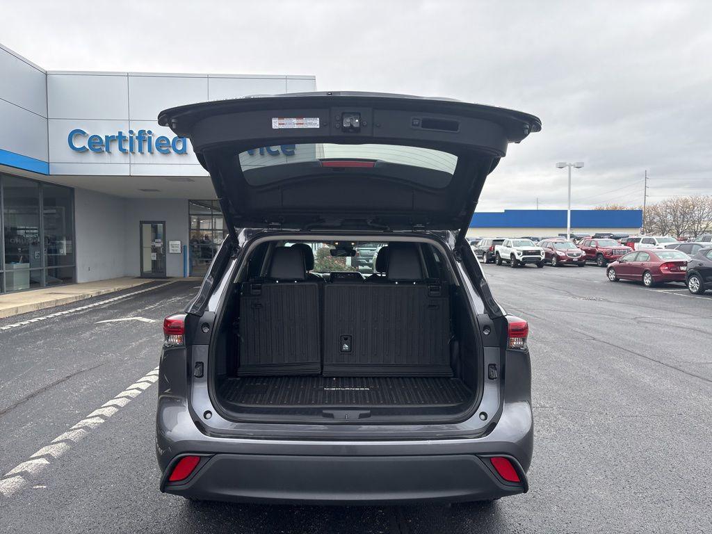 used 2021 Toyota Highlander car, priced at $31,040