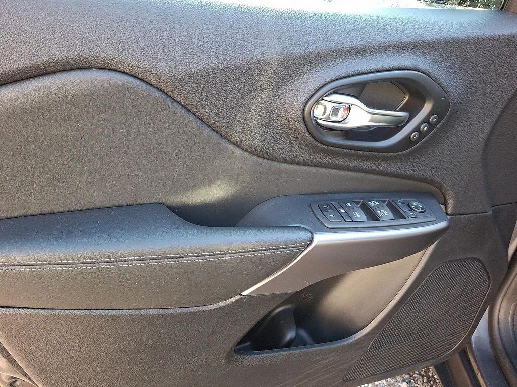 used 2022 Jeep Cherokee car, priced at $29,222