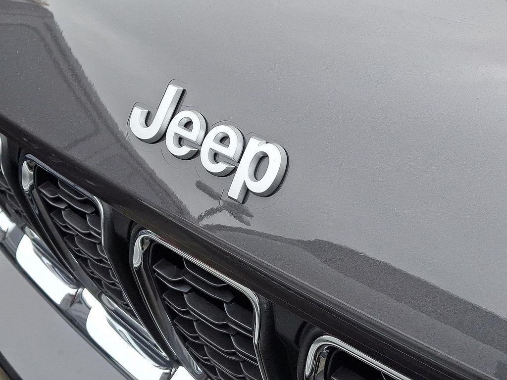 new 2025 Jeep Grand Cherokee car, priced at $42,800