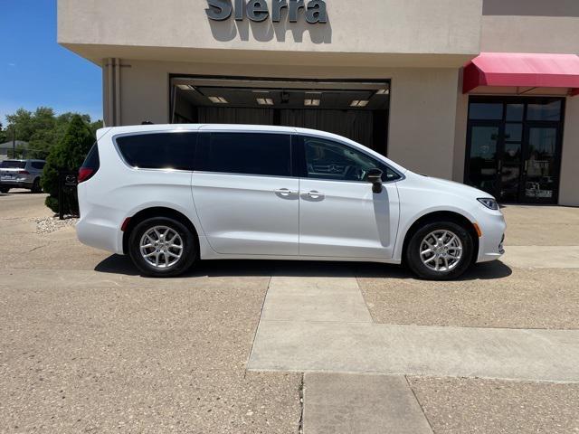 new 2024 Chrysler Pacifica car, priced at $38,255