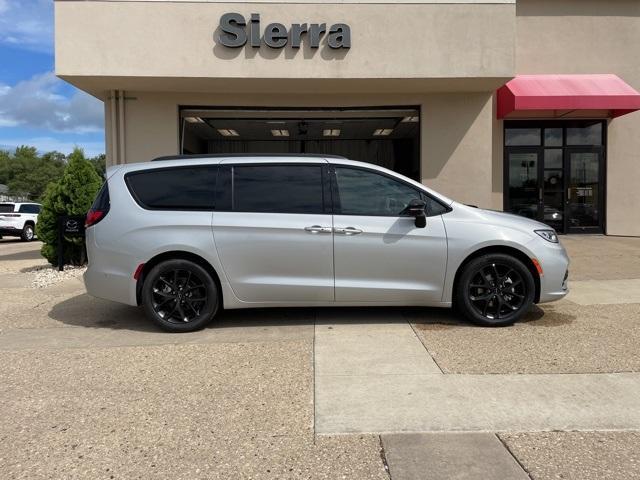 new 2024 Chrysler Pacifica car, priced at $44,030