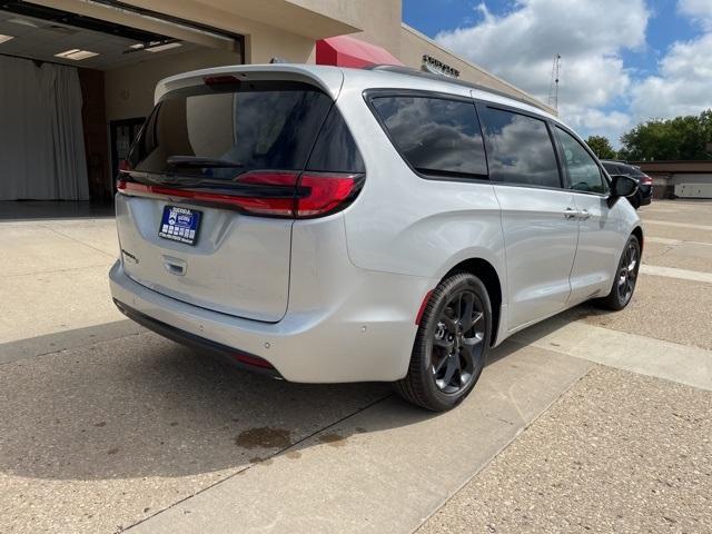 new 2024 Chrysler Pacifica car, priced at $44,030