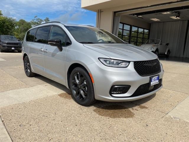 new 2024 Chrysler Pacifica car, priced at $44,030