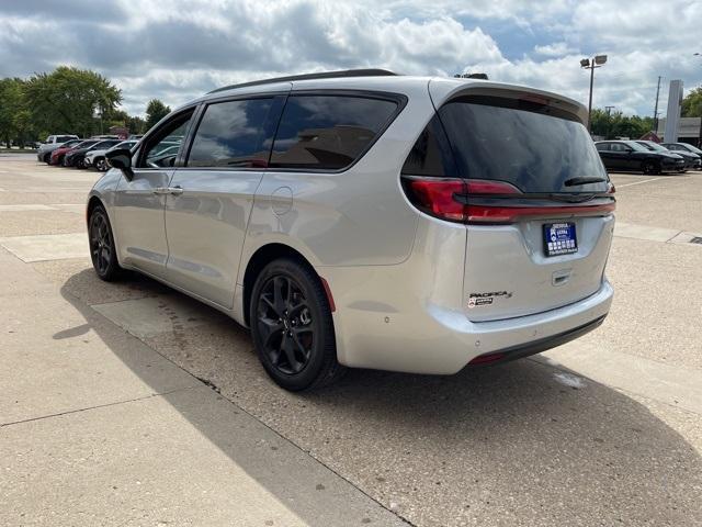 new 2024 Chrysler Pacifica car, priced at $44,030