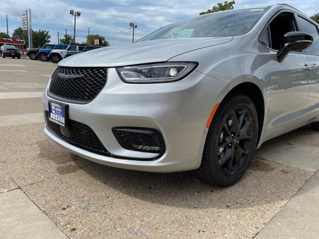 new 2024 Chrysler Pacifica car, priced at $44,030