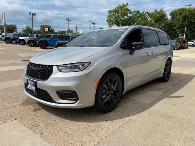 new 2024 Chrysler Pacifica car, priced at $44,030