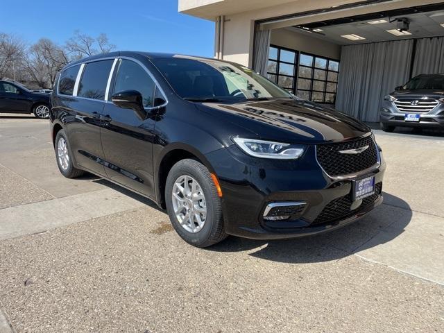 new 2025 Chrysler Pacifica car, priced at $44,425