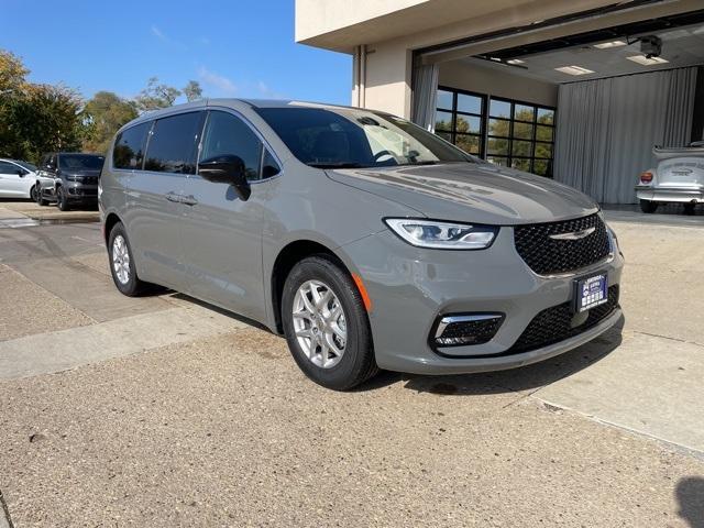 new 2025 Chrysler Pacifica car, priced at $44,920