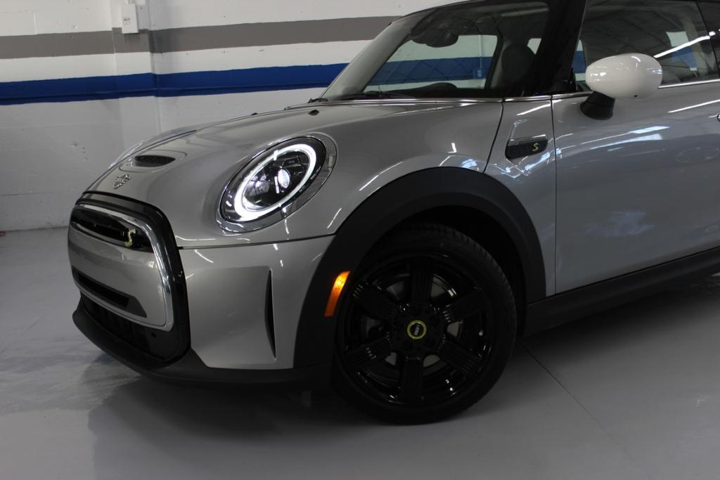 used 2024 MINI SE Hardtop car, priced at $24,998