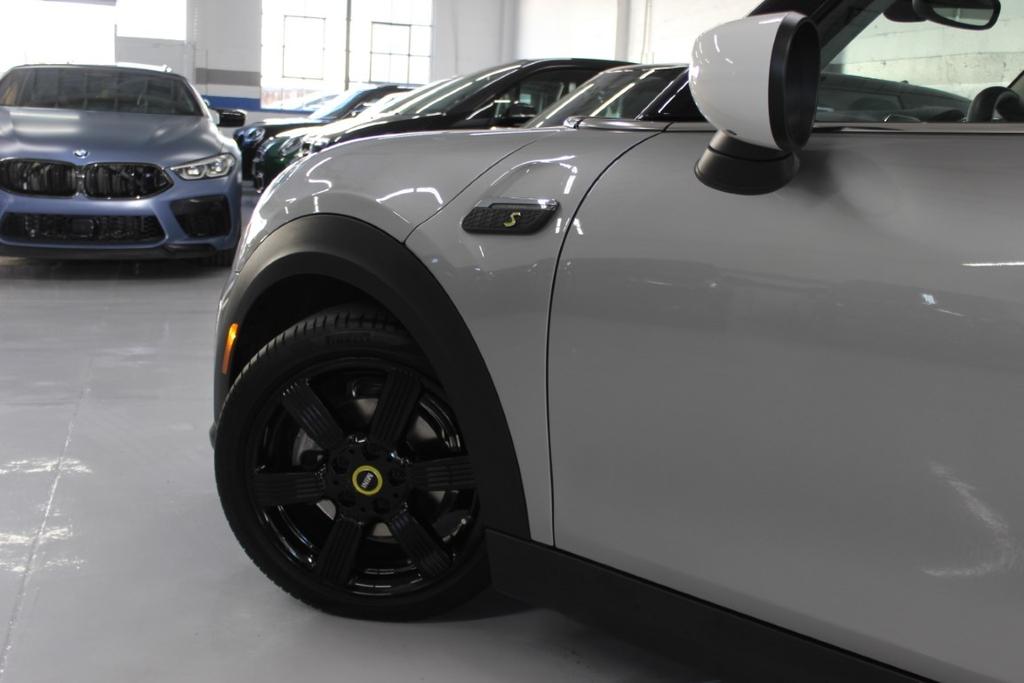 used 2024 MINI SE Hardtop car, priced at $24,998