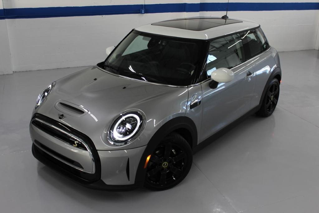 used 2024 MINI SE Hardtop car, priced at $24,998