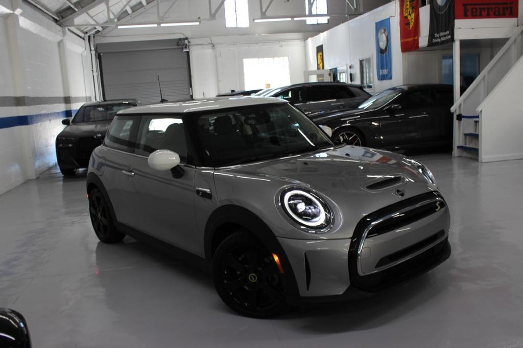 used 2024 MINI SE Hardtop car, priced at $24,998