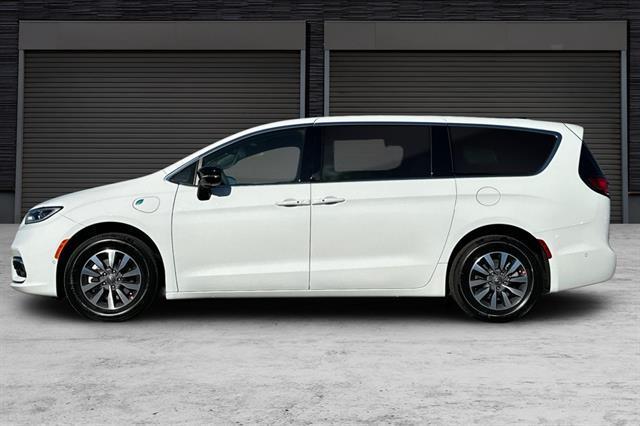 new 2025 Chrysler Pacifica Hybrid car