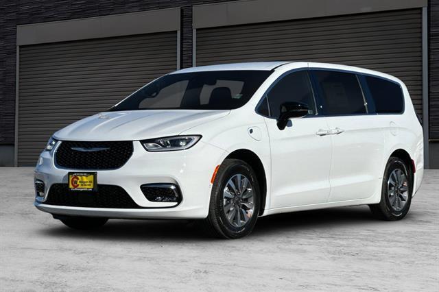 new 2025 Chrysler Pacifica Hybrid car