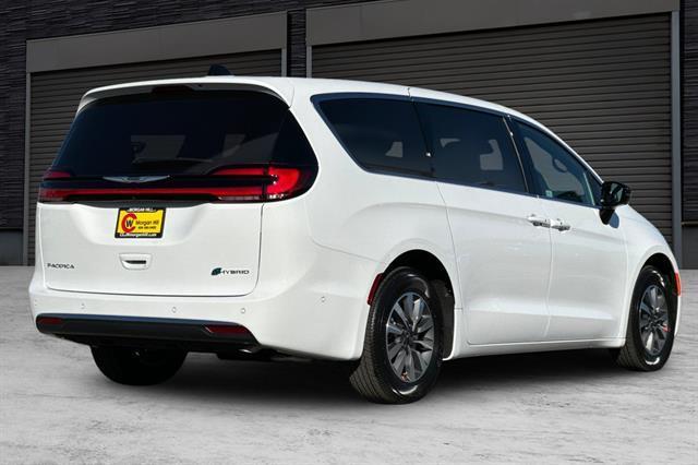 new 2025 Chrysler Pacifica Hybrid car