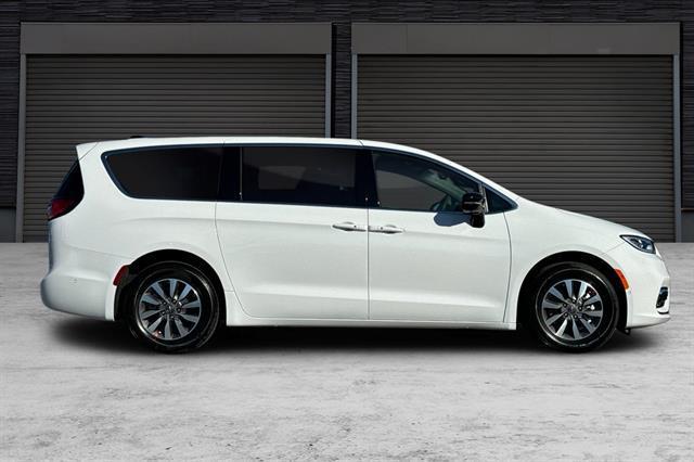 new 2025 Chrysler Pacifica Hybrid car