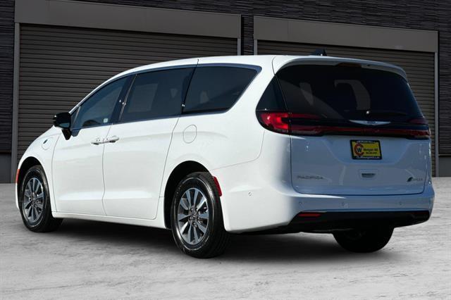 new 2025 Chrysler Pacifica Hybrid car