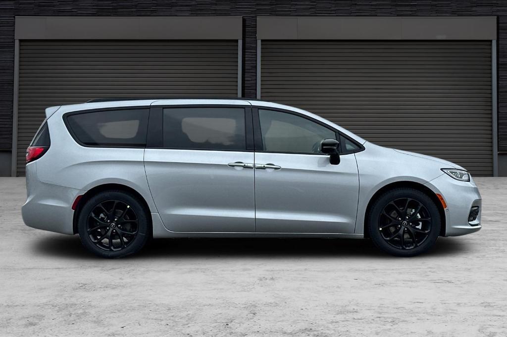 new 2026 Chrysler Pacifica car, priced at $52,070