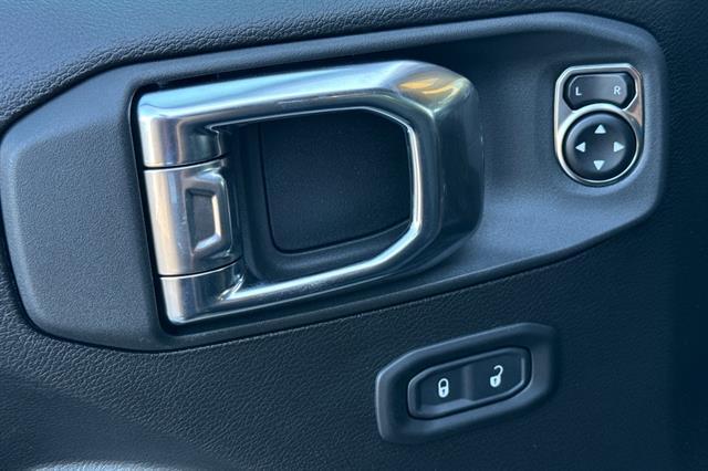 new 2025 Jeep Wrangler car, priced at $43,125