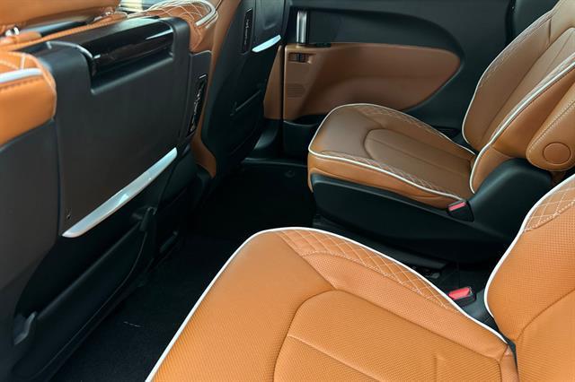 new 2025 Chrysler Pacifica Hybrid car, priced at $55,541