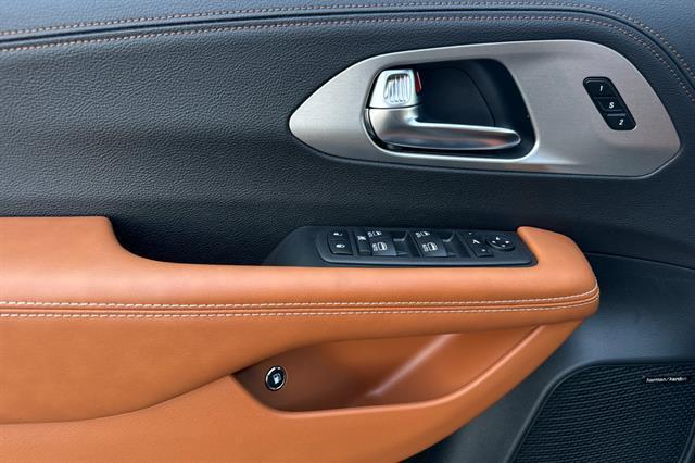 new 2025 Chrysler Pacifica Hybrid car, priced at $55,541
