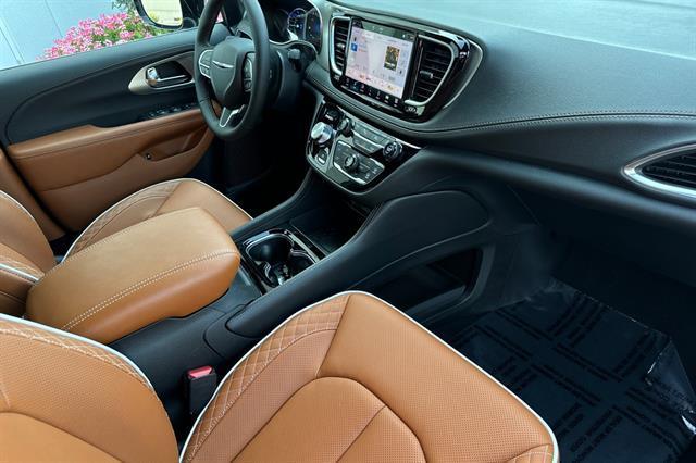new 2025 Chrysler Pacifica Hybrid car, priced at $55,541