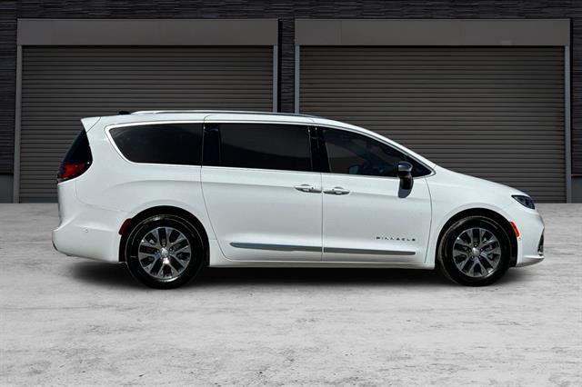 new 2025 Chrysler Pacifica Hybrid car, priced at $55,541