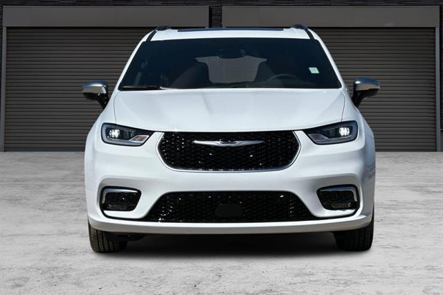 new 2025 Chrysler Pacifica Hybrid car, priced at $55,541