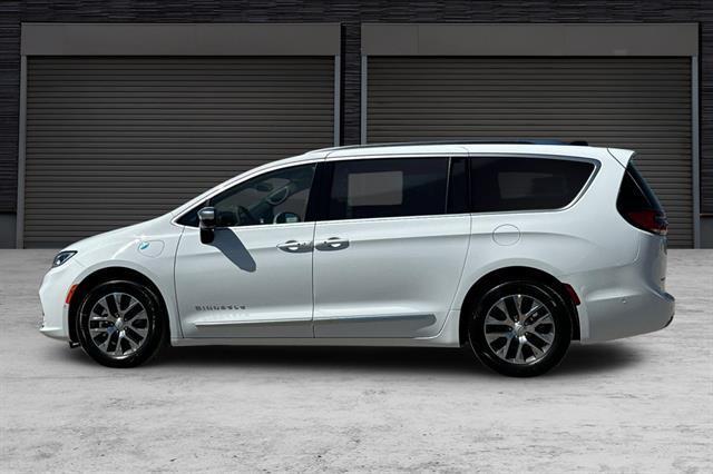 new 2025 Chrysler Pacifica Hybrid car, priced at $55,541