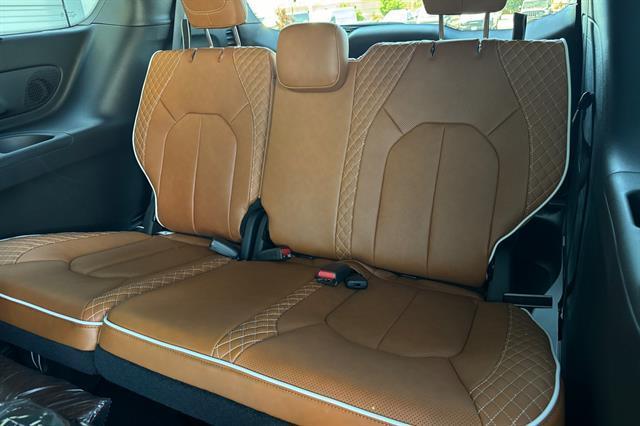 new 2025 Chrysler Pacifica Hybrid car, priced at $55,541
