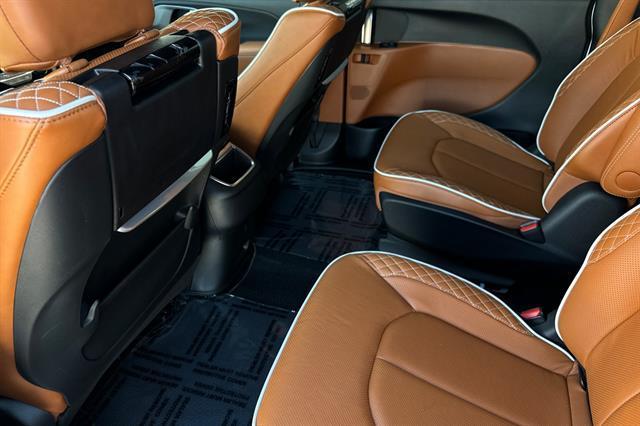 new 2025 Chrysler Pacifica Hybrid car, priced at $55,541
