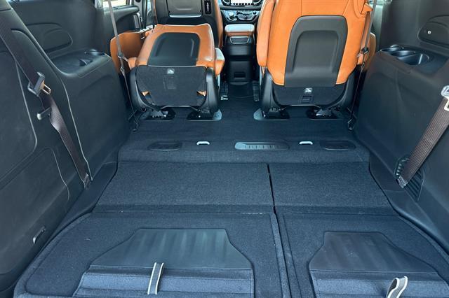 new 2025 Chrysler Pacifica Hybrid car, priced at $55,541