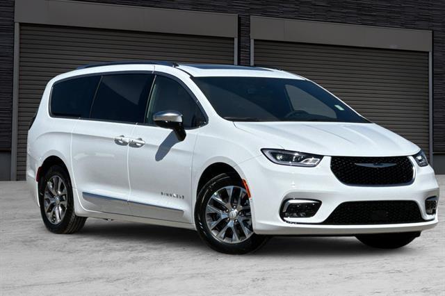 new 2025 Chrysler Pacifica Hybrid car, priced at $55,541
