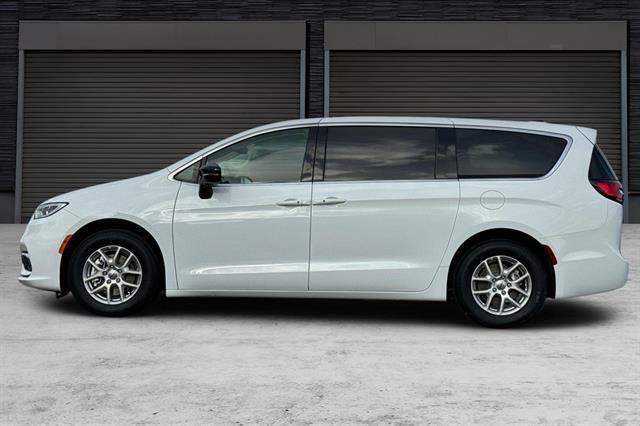 new 2024 Chrysler Pacifica car