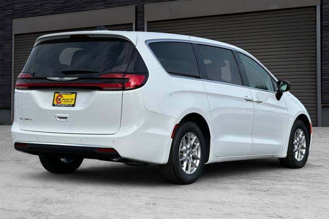 new 2024 Chrysler Pacifica car