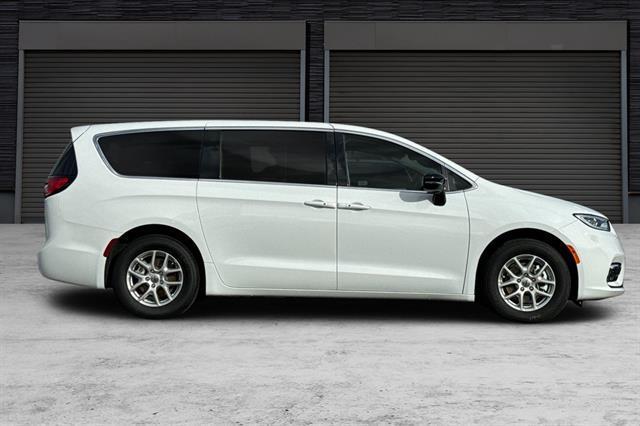 new 2024 Chrysler Pacifica car