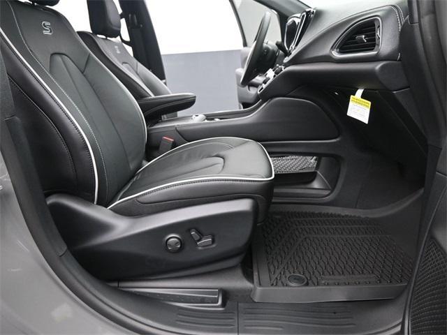 new 2025 Chrysler Pacifica car, priced at $55,854